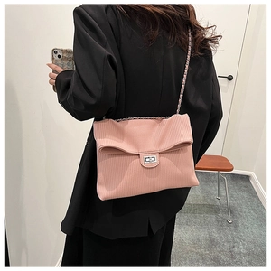 Dettaglio borsa a tracolla plissettata rosa con catena argento e chiusura girevole