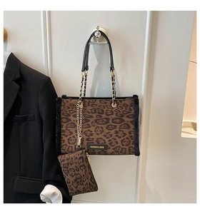 Detailansicht der Leopard-Einkaufstasche mit Metallketten und Kunstfellbesatz