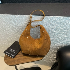Borsa hobo in pelle scamosciata marrone con borchie dorate e tracolla regolabile