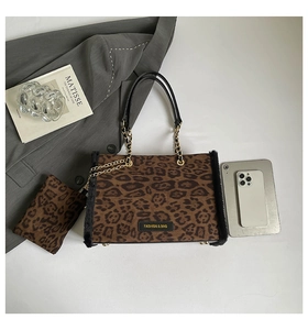 Detailansicht der Tragetasche mit Leopardenmuster, Plüschrand, Ketten und kleiner Tasche