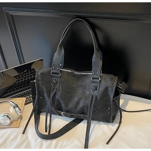 Détail du sac Boston noir style wasteland avec boucles et sangles à lacets