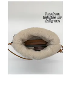 Vista interna della borsa a secchiello in peluche con spazio per telefono e oggetti