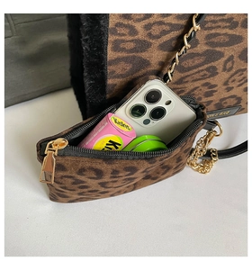 Nahaufnahme des Innenraums der Plüsch-Tasche mit Leopardenmuster und Kleinteilen