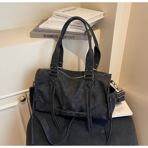 Détails du sac à main rétro en cuir mat noir avec sangles croisées et finitions foncées