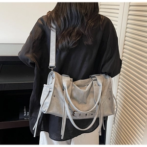 Détails du sac cabas gris clair style motard avec clous et longs glands de zip