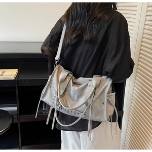 Détail du sac cabas gris en cuir PU vintage avec longues lanières et poches latérales