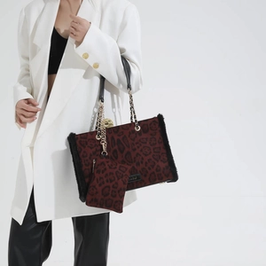 Große Shopper-Tasche mit Leopardenmuster, Kunstfell-Besatz und goldener Kette am Model