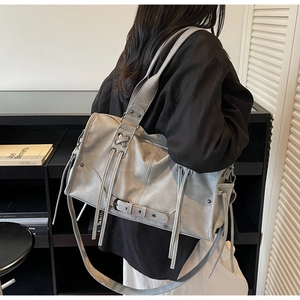 Détails du grand sac bandoulière gris style motard avec laçage décoratif et cordons