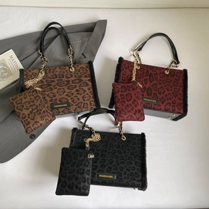 Leopard-Tragetaschen mit Webpelzbesatz und goldenen Kettenhenkeln in drei Farben