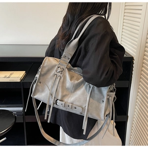 Détail du grand sac cabas vintage gris avec boucles métalliques et cordons latéraux