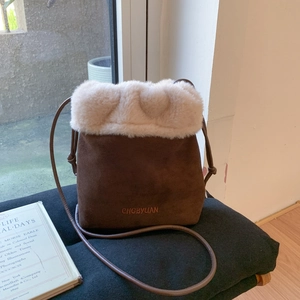 Borsa a spalla in camoscio marrone con bordo in ecopelliccia bianca e ricami chic