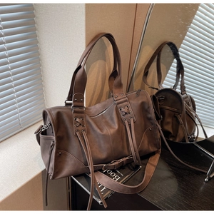 Détail du sac Boston vintage marron foncé avec laçage décoratif et anses solides