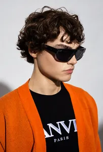 Gros plan sur des lunettes de soleil noires surdimensionnées avec monture épaisse