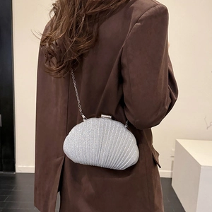 Clutch da sera argentata a conchiglia con trama plissettata e tracolla a catenella