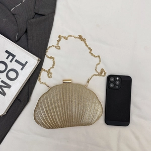 Elegante borsa da sera a conchiglia dorata con glitter e tracolla a catena rimovibile