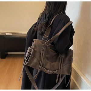 Détail du sac cabas marron rétro avec texture daim, longues franges et rivets en métal