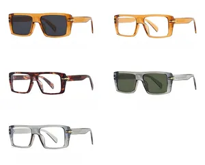Dettaglio di occhiali da sole vintage con montatura quadrata spessa in vari colori assortiti
