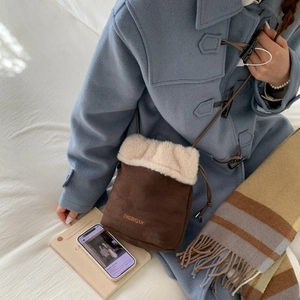 Borsa a secchiello minimalista in pelle scamosciata marrone con bordo in ecopelliccia