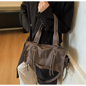 Sac fourre-tout vintage marron avec laçage décoratif et boucles métalliques réglables