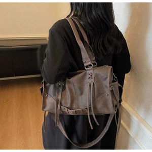Sac tote rétro en similicuir souple avec rivets et détails de sangles croisées