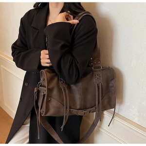 Vue détaillée du sac cabas marron foncé avec rivets métalliques et sangles vintage