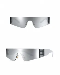 Vorder- und 45-Grad-Seitenansicht der flachen Shield-Sportsonnenbrille in Weiß-Quecksilber
