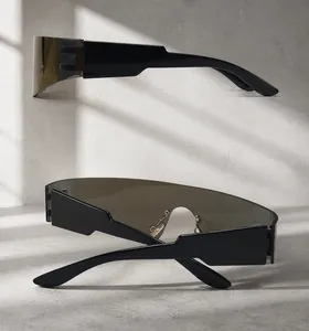 Detaillierte Seiten- und Rückansicht der schwarzen Oversize-Shield-Sonnenbrille