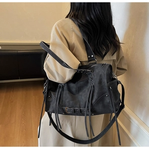 Détails de ce sac fourre-tout noir mat avec des rivets et des lanières décoratives