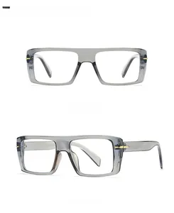 Viste dettagliate della montatura oversize grigio trasparente con accenti in metallo dorato