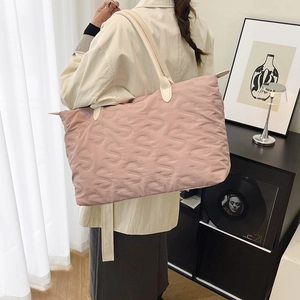 Minimalist large-capacity quilted tote bag in dusty pink with cream leather straps