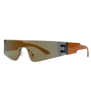 Trendige Flat-Top-Shield-Sonnenbrille mit braunen Gläsern und orangefarbenen Bügeln