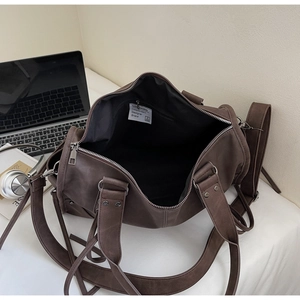 Vue détaillée de l'intérieur du sac Boston marron avec étiquette NORD MORD et zip