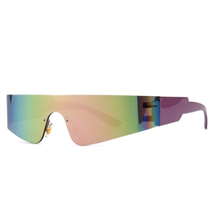 Flache Ansicht der übergroßen Flat-Top-Sonnenbrille mit bunten Verlaufsgläsern und lila Bügeln