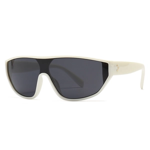 Lunettes de soleil bouclier blanches modernes avec verres gris et rivets dorés de profil