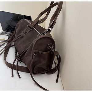 Détail du sac cabas vintage marron foncé avec design à lacets et texture brossée