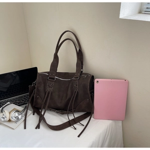 Détail du sac cabas vintage marron foncé avec brides croisées et longs glands