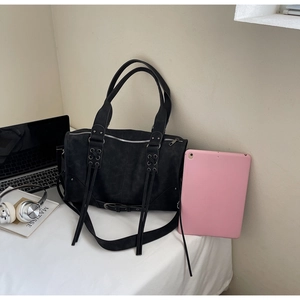 Détails du sac fourre-tout noir mat avec lacets faits main et grande capacité de rangement