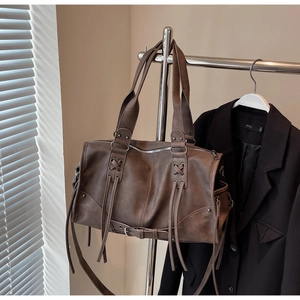 Détails du sac vintage marron avec de longues franges et des boucles métalliques argentées