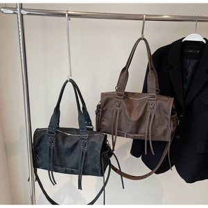 Détails des sacs Boston vintage noir et marron avec pompons et bandoulières réglables