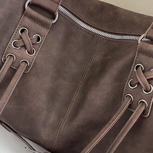 Sac fourre-tout en daim marron foncé avec fermeture éclair argentée et laçage