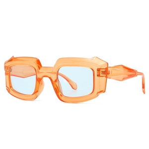 Retro-Sonnenbrille mit orangem Rahmen, blauen Gläsern und klobigen geometrischen Bügeln