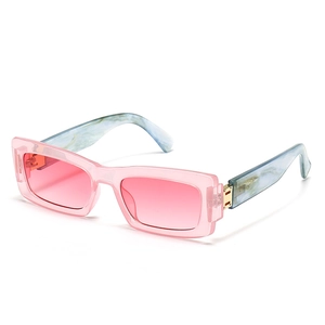 Lunettes de soleil rectangulaires avec verres dégradés roses et branches effet marbre