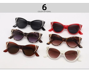 Détail de lunettes de soleil œil de chat en six couleurs avec décor en métal ondulé