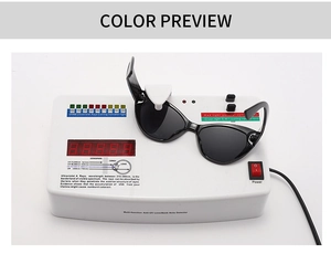 Gros plan de lunettes de soleil papillon noires sur un testeur de protection UV400