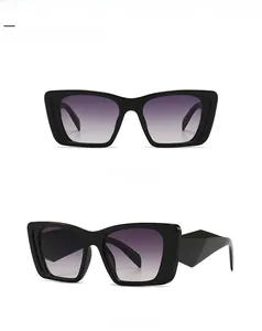 Lunettes de soleil carrées noires avec verres dégradés et branches géométriques