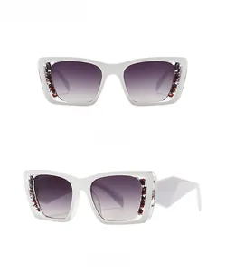 Vue de face et à 45 degrés de lunettes de soleil carrées blanches à verres dégradés violets