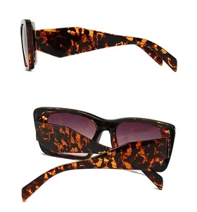 Vues latérale et arrière des lunettes écaille de tortue avec verres gris et monture large