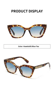 Gros plan sur des lunettes de soleil écaille avec verres bleu thé et branches chaîne dorée