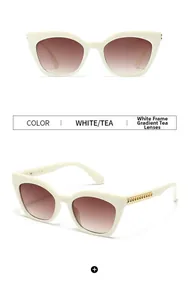 Détail de lunettes de soleil blanches avec verres dégradés thé et branches chaîne dorée