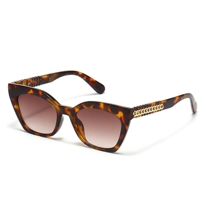 Lunettes de soleil carrées en écaille moderne avec chaîne dorée et verres marron